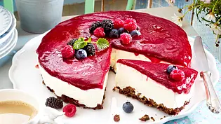 Beeren-Schmand-Torte mit Knusperboden Rezept - Foto: LECKER @ Bauer Media Group Beeren-Schmand-Torte mit Knusperboden Rezept - Foto: LECKER @ Bauer Media Group