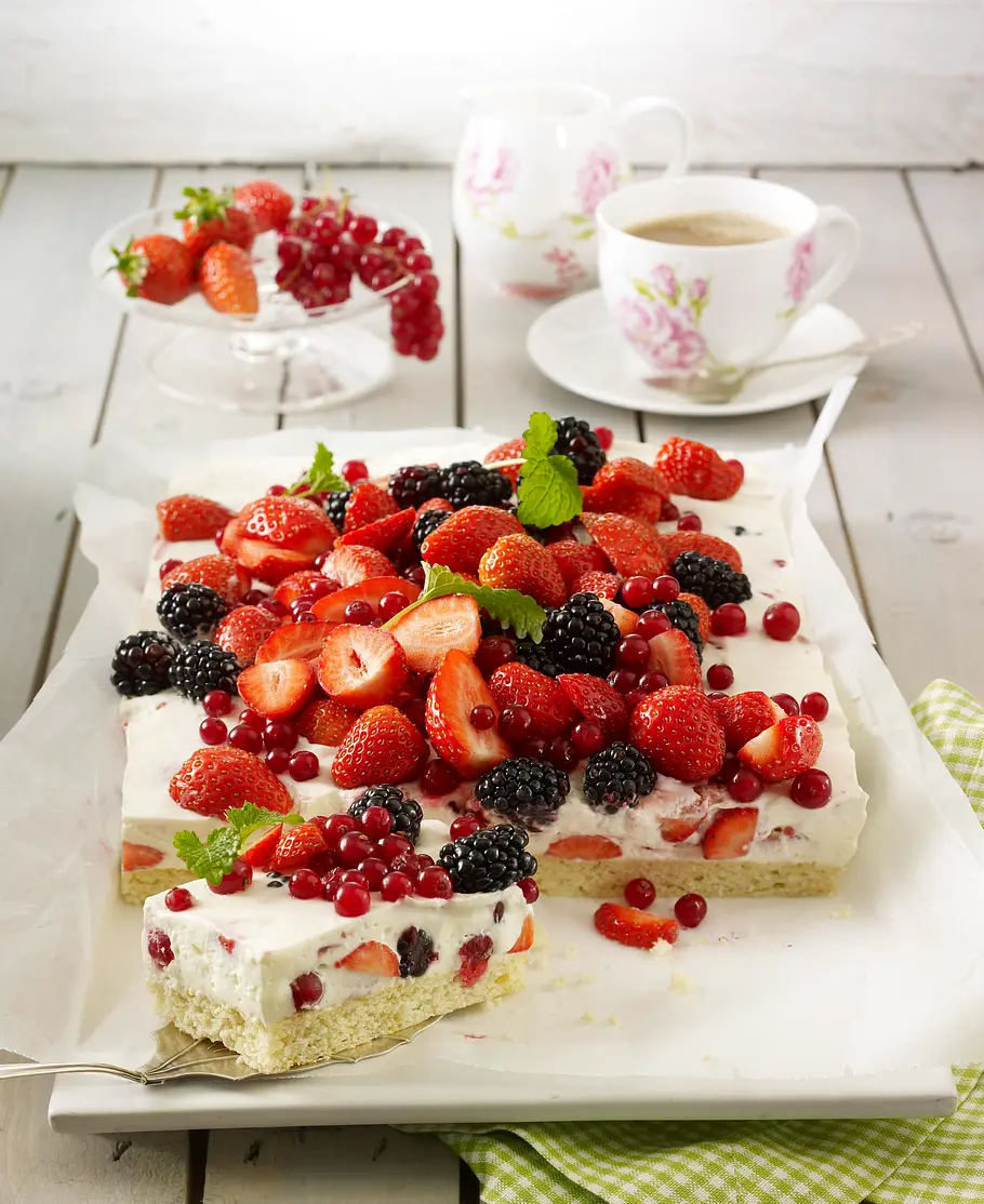 Beeren-Schmandcreme auf Quarkölteig Rezept Beeren-Schmandcreme auf Quarkölteig Rezept