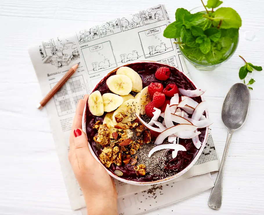 Beeren-Smoothie mit Granola Rezept Beeren-Smoothie mit Granola Rezept