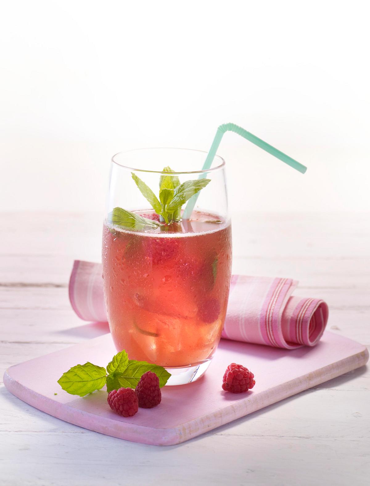 Beeren-Zitronenlimonade mit Minze Rezept