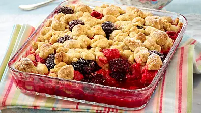 Beerencrumble mit Dinkel Rezept - Foto: LECKER @ Bauer Media Group