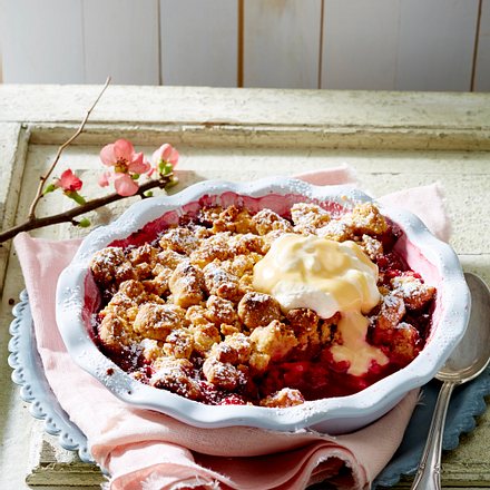Beerencrumble mit Eierlikörsahne Rezept Beerencrumble mit Eierlikörsahne Rezept