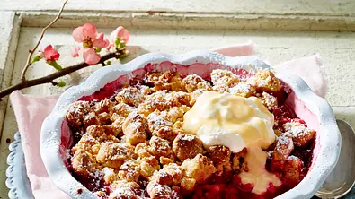 Beerencrumble mit Eierlikörsahne Rezept - Foto: LECKER @ Bauer Media Group