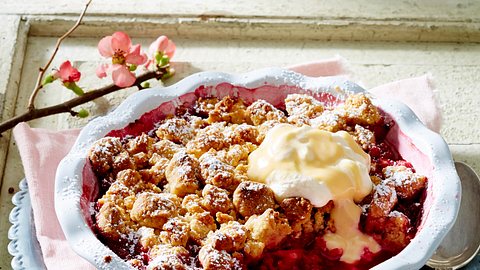 Beerencrumble mit Eierlikörsahne Rezept - Foto: House of Food / Bauer Food Experts KG