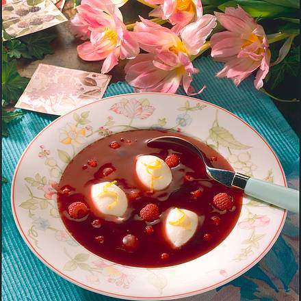 Beerenkaltschale mit Buttermilchnocken Rezept