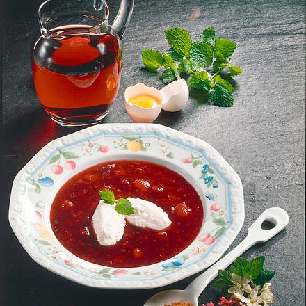 Beerenkaltschale mit Quarkklößchen Rezept Beerenkaltschale mit Quarkklößchen Rezept