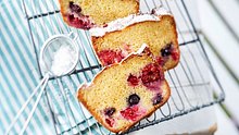 Angeschnittener Beerenkuchen aus der Kastenform mit Heidelbeeren und Himbeeren. - Foto: House of Food / Bauer Food Experts KG