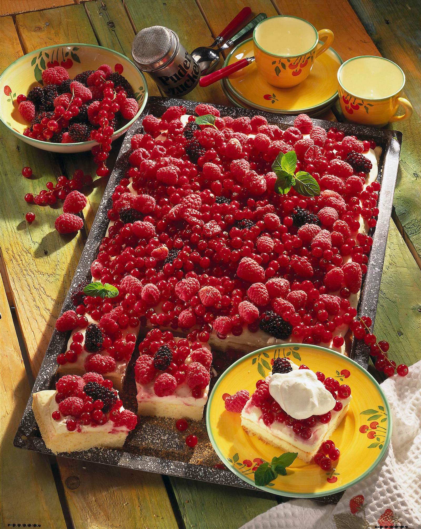Beerenkuchen vom Blech Rezept | LECKER