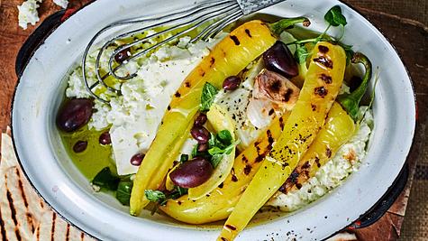 Beilage zum Grillen mit Feta, Peperoni und Oliven - Foto: House of Food / Bauer Food Experts KG