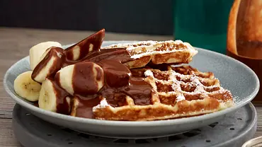 Belgische Waffeln mit Banane und Schokolade Rezept - Foto: LECKER @ Bauer Media Group Belgische Waffeln mit Banane und Schokolade Rezept - Foto: LECKER @ Bauer Media Group