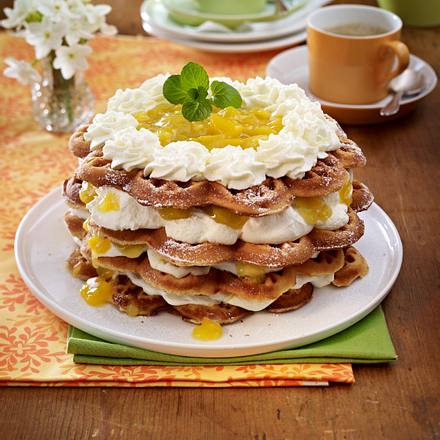 Bellini-Waffelturm mit Pfirsichkompott und Sektcreme Rezept