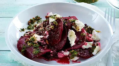 Beluga-Linsen-Salat mit Rote Bete und Dill-Pesto Rezept - Foto: LECKER @ Bauer Media Group