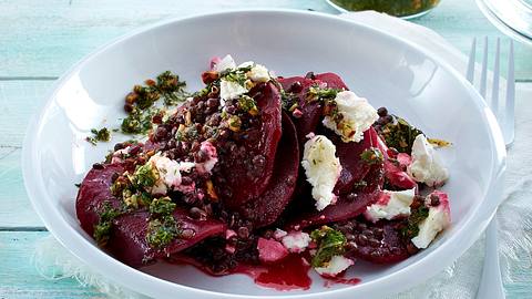 Beluga-Linsen-Salat mit Rote Bete und Dill-Pesto Rezept - Foto: House of Food / Bauer Food Experts KG