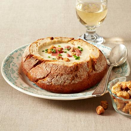 Bergkäse-Süppchen mit Nuss-Croûtons und Schinken Rezept Bergkäse-Süppchen mit Nuss-Croûtons und Schinken Rezept