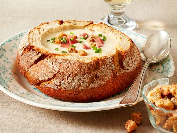 Bergkäse-Süppchen mit Nuss-Croûtons und Schinken Rezept Bergkäse-Süppchen mit Nuss-Croûtons und Schinken Rezept