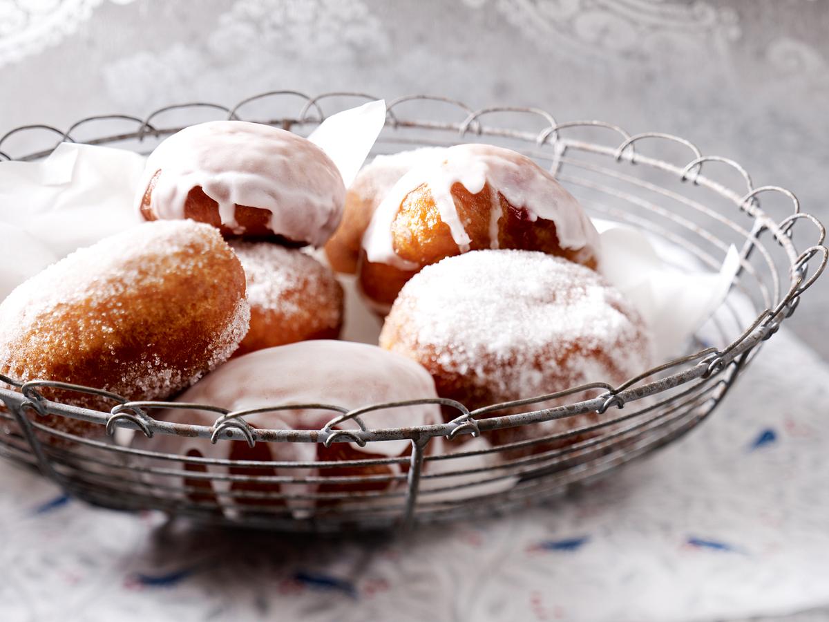 Lecker: Berliner mit fruchtiger Füllung dürfen auf der Kaffeetafel nicht fehlen!