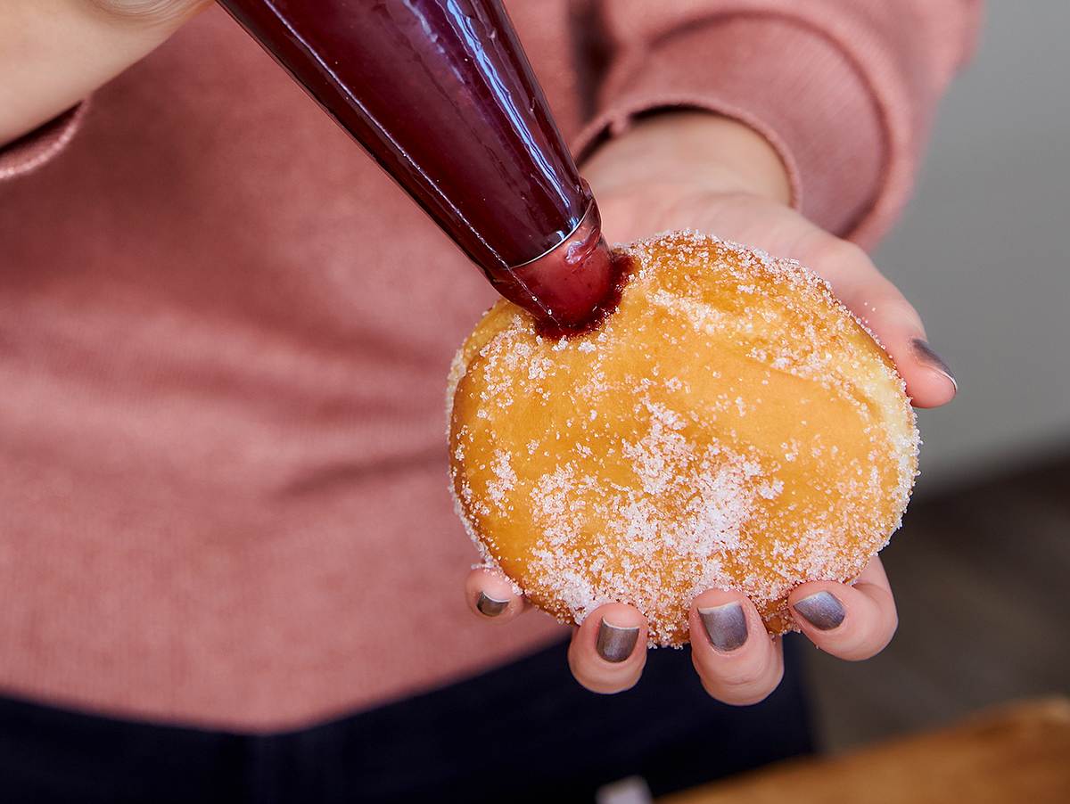 Berliner mit Marmelade füllen