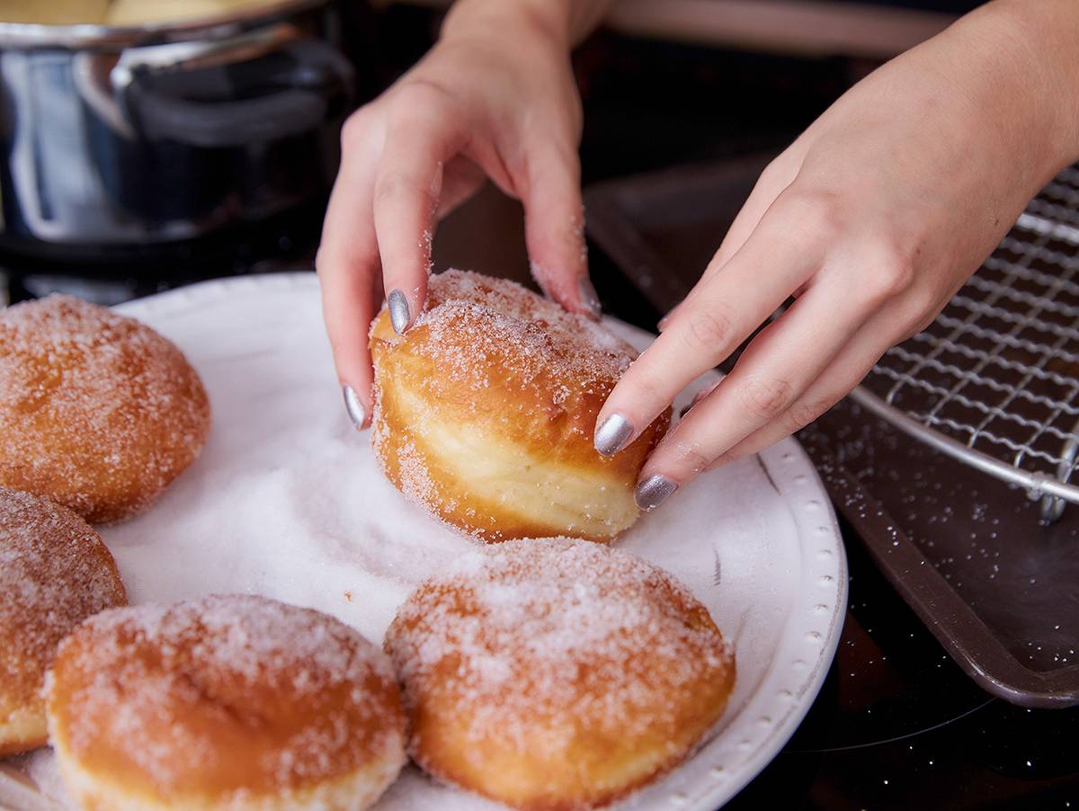 Berliner in Zucker wälzen