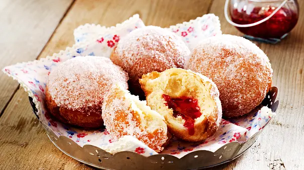 Backen im Airfryer gelingt mit Rezepten, wie diesen Berliner Krapfen mit Marmeladenfüllung, ganz einfach. - Foto: LECKER @ Bauer Media Group