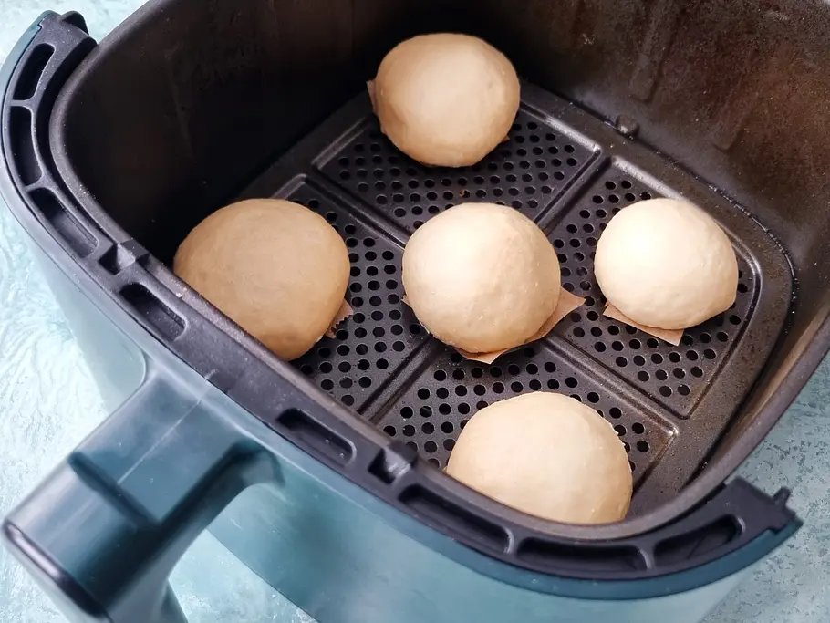 Rohe Berliner liegen im Airfryer-Garkorb