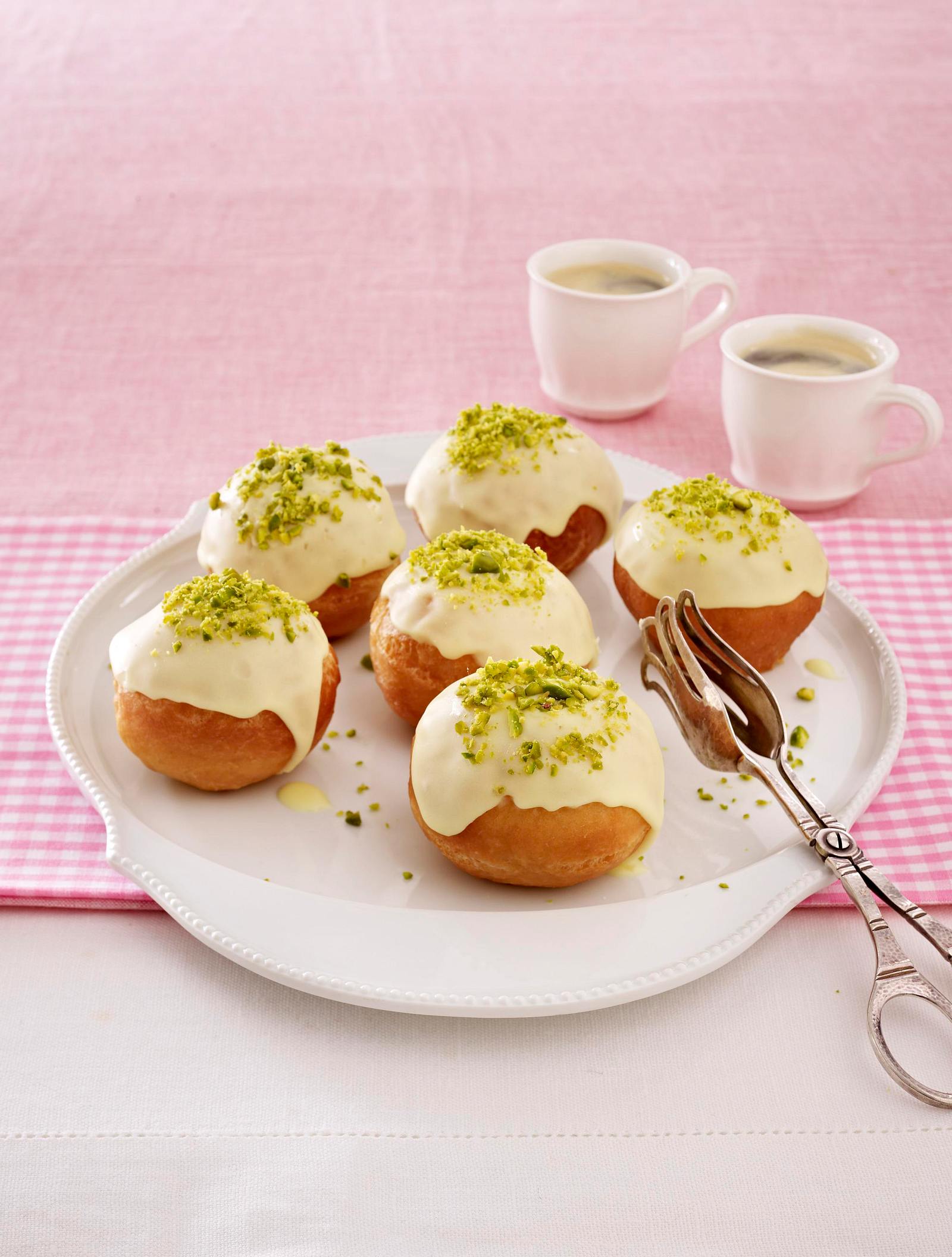 Berliner mit Eierlikörcreme Rezept | LECKER