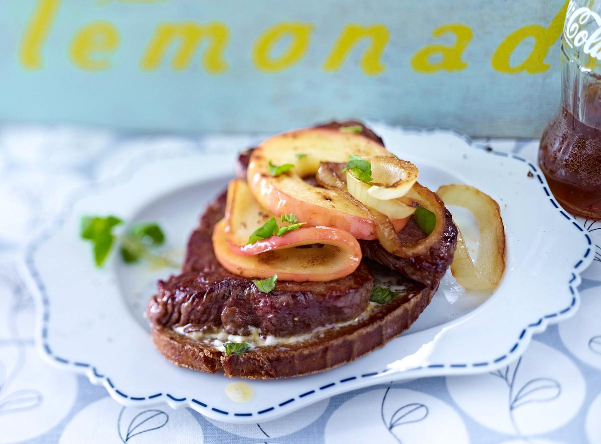 Berliner Steakschnitte mit Apfel Rezept