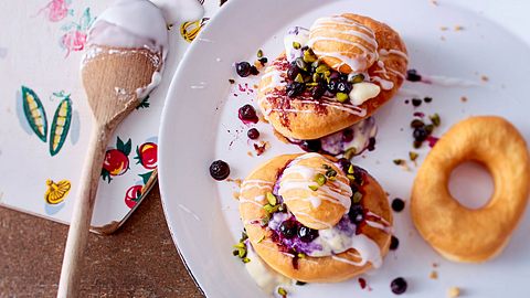 Berliner-UFO mit Heidelbeerpudding Rezept - Foto: House of Food / Bauer Food Experts KG