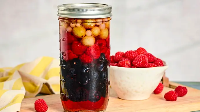 Beschwipste Beeren Rezept - Foto: LECKER @ Bauer Media Group Beschwipste Beeren Rezept - Foto: LECKER @ Bauer Media Group