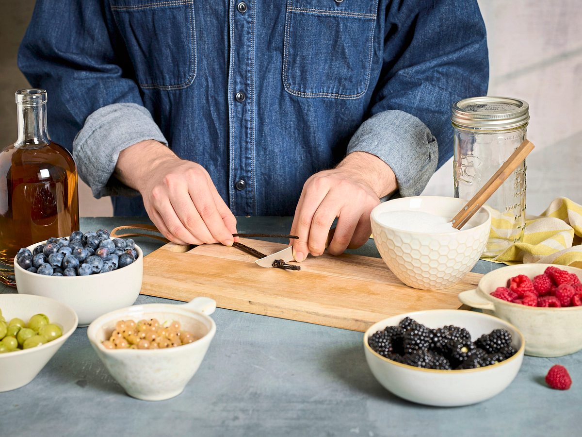 Beeren verlesen und waschen