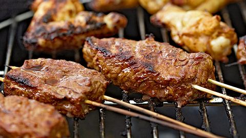 Best of Barbecue: Steakspieße in Biermarinade mit grüner Chilisoße Rezept - Foto: House of Food / Bauer Food Experts KG