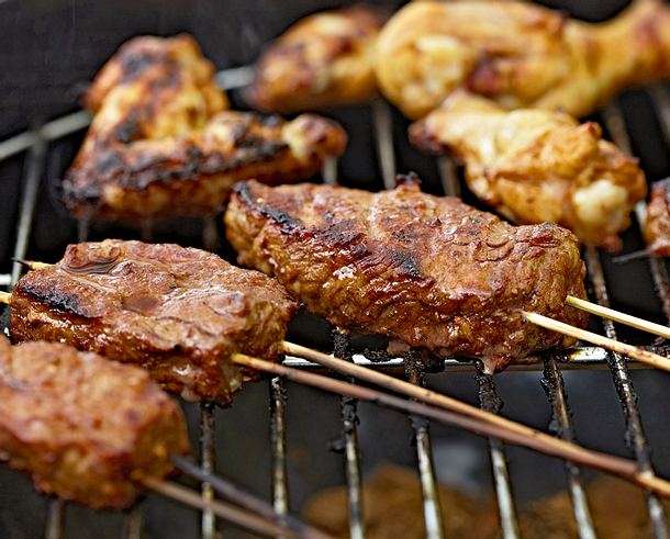 Best of Barbecue: Steakspieße in Biermarinade mit grüner Chilisoße Rezept Best of Barbecue: Steakspieße in Biermarinade mit grüner Chilisoße Rezept