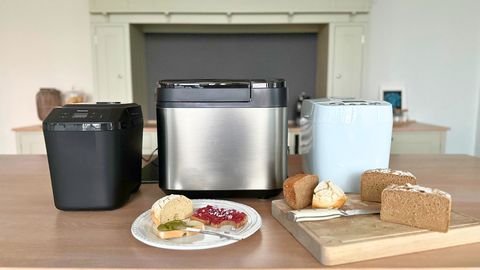 Brotbackautomaten stehen für den Vergleichstest auf einer hölzernen Küchenanrichte - Foto: LECKER.de/Nicole Molitor