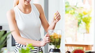 Die leckersten Smoothies mit dem Smoothie-Mixer machen - Foto: iStock