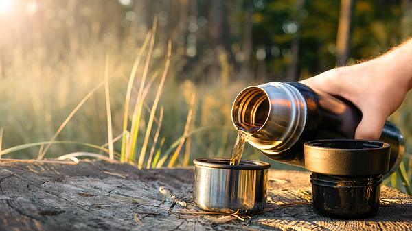 Finde hier die besten Thermosflaschen auf einen Blick - Foto: iStock/Ekaterina Chizhevskaya