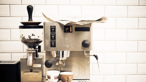 Eine Siebträgermaschine vor einer weißen Kachelwand - Foto: iStock/nullplus