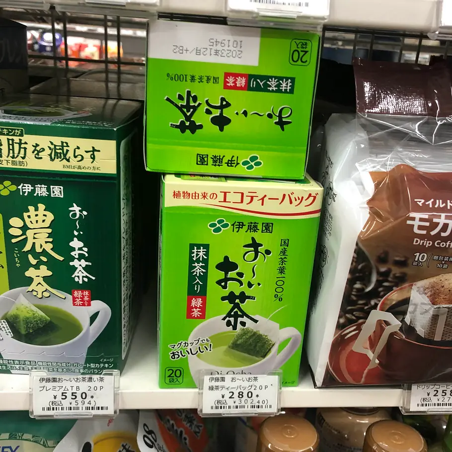 Bester grüner Tee im Supermarkt in Japan Bester grüner Tee in einem Supermarktregal in Japan
