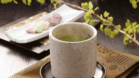 Bester grüner Tee in einem Becher - Foto: iStock/Gyro