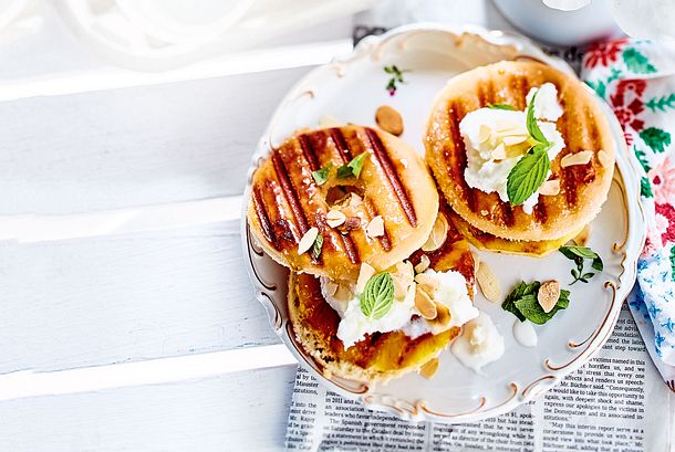 Grill-Donuts mit Ananas und Frozen Kokos-Yogurt Rezept Grill-Donuts mit Ananas und Frozen Kokos-Yogurt Rezept