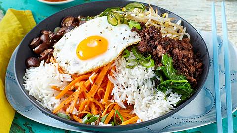 Bibimbap mit Spiegelei - Foto: House of  Food / Bauer Food Experts KG