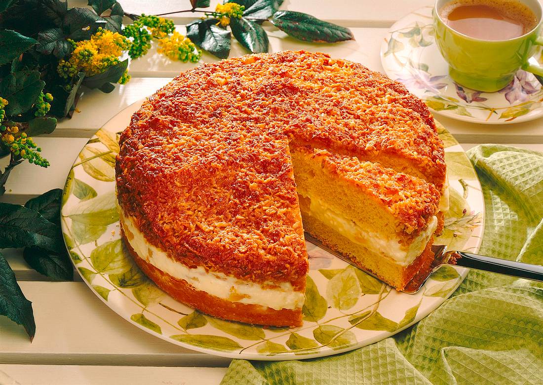 Bienenstich mit Kokosguss und Vanille-Quark-Füllung Rezept Bienenstich mit Kokosguss und Vanille-Quark-Füllung Rezept