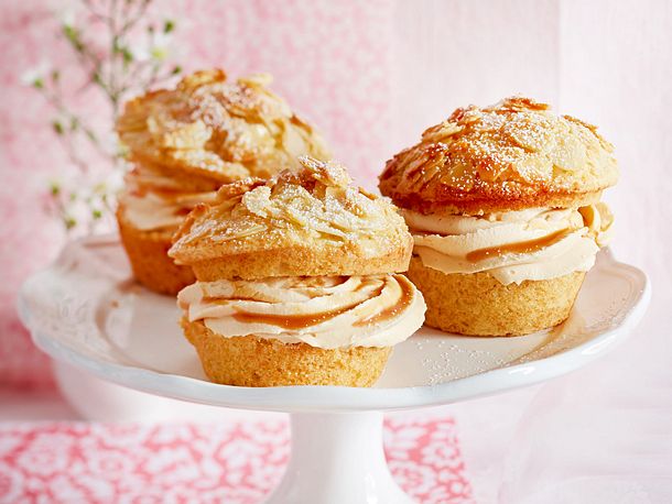 Bienenstich-Muffins mit Karamell-Sahne Rezept Bienenstich-Muffins mit Karamell-Sahne Rezept