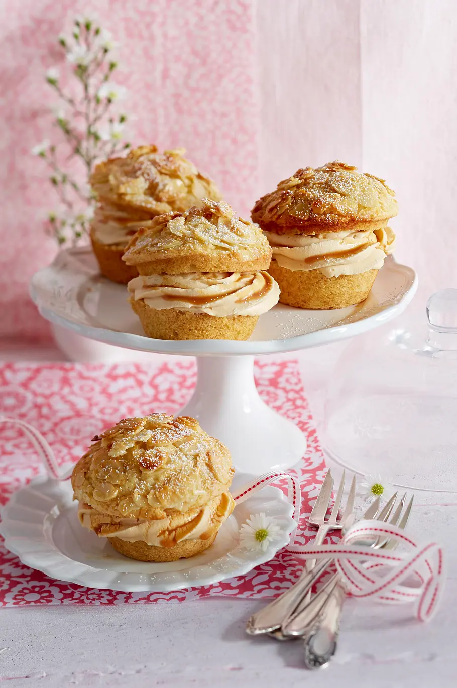 Bienenstich-Muffins mit Karamell-Sahne Rezept Bienenstich-Muffins mit Karamell-Sahne Rezept
