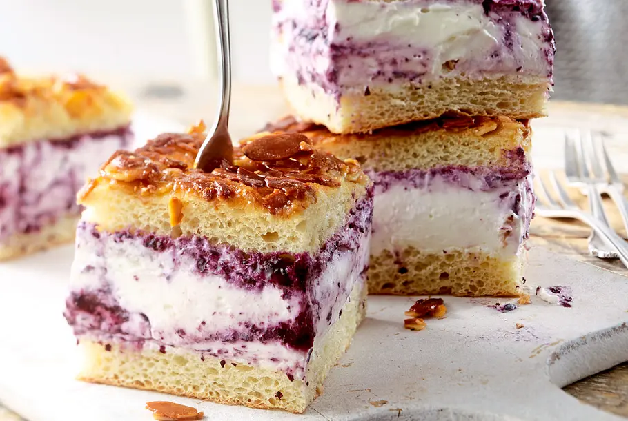 Bienenstich-Schnitten mit Heidelbeer-Creme Rezept Bienenstich-Schnitten mit Heidelbeer-Creme Rezept