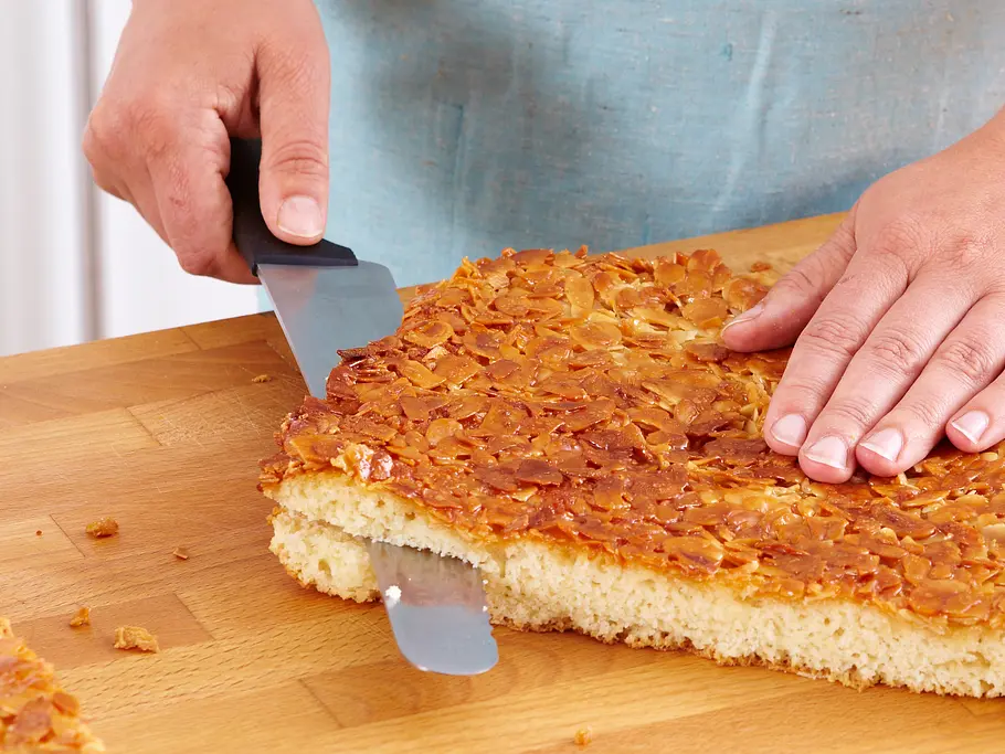 Bienenstich-Teigplatte halbieren Bienenstich-Teigplatte halbieren