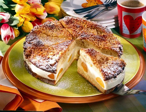 Bienenstich-Torte mit Joghurt-Vanille-Creme und Aprikosen Rezept Bienenstich-Torte mit Joghurt-Vanille-Creme und Aprikosen Rezept