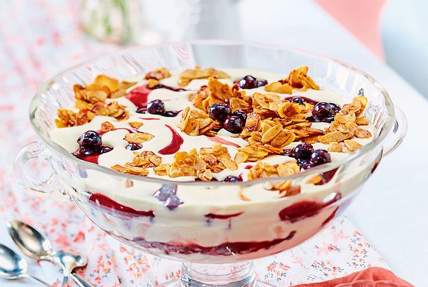 Bienenstichcreme mit Heidelbeeren Rezept Bienenstichcreme mit Heidelbeeren Rezept