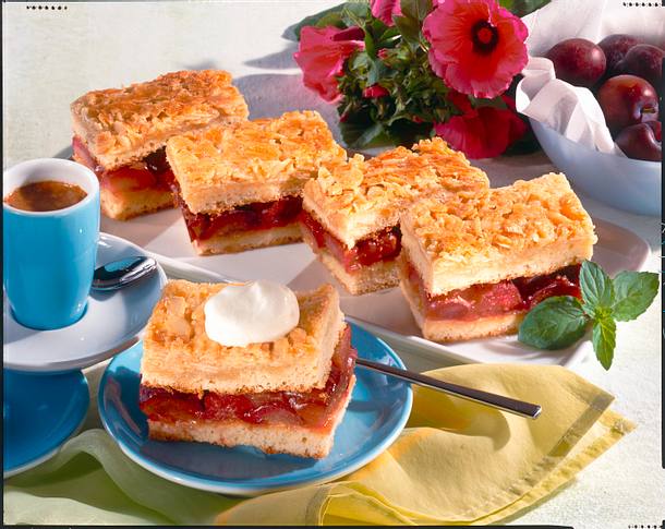 Bienenstichschnitten mit Pflaumenkompott Rezept Bienenstichschnitten mit Pflaumenkompott Rezept