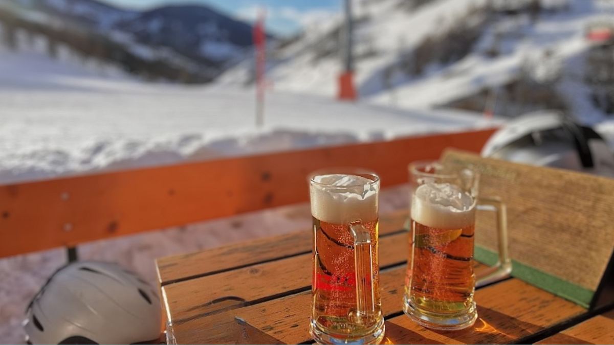 Zwei Bier am Skihang