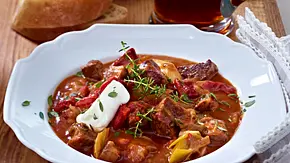 Biergulasch Rezept - Foto: LECKER @ Bauer Media Group