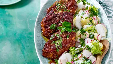 Bierkutscher Steaks zu Kartoffelsalat Rezept - Foto: LECKER @ Bauer Media Group
